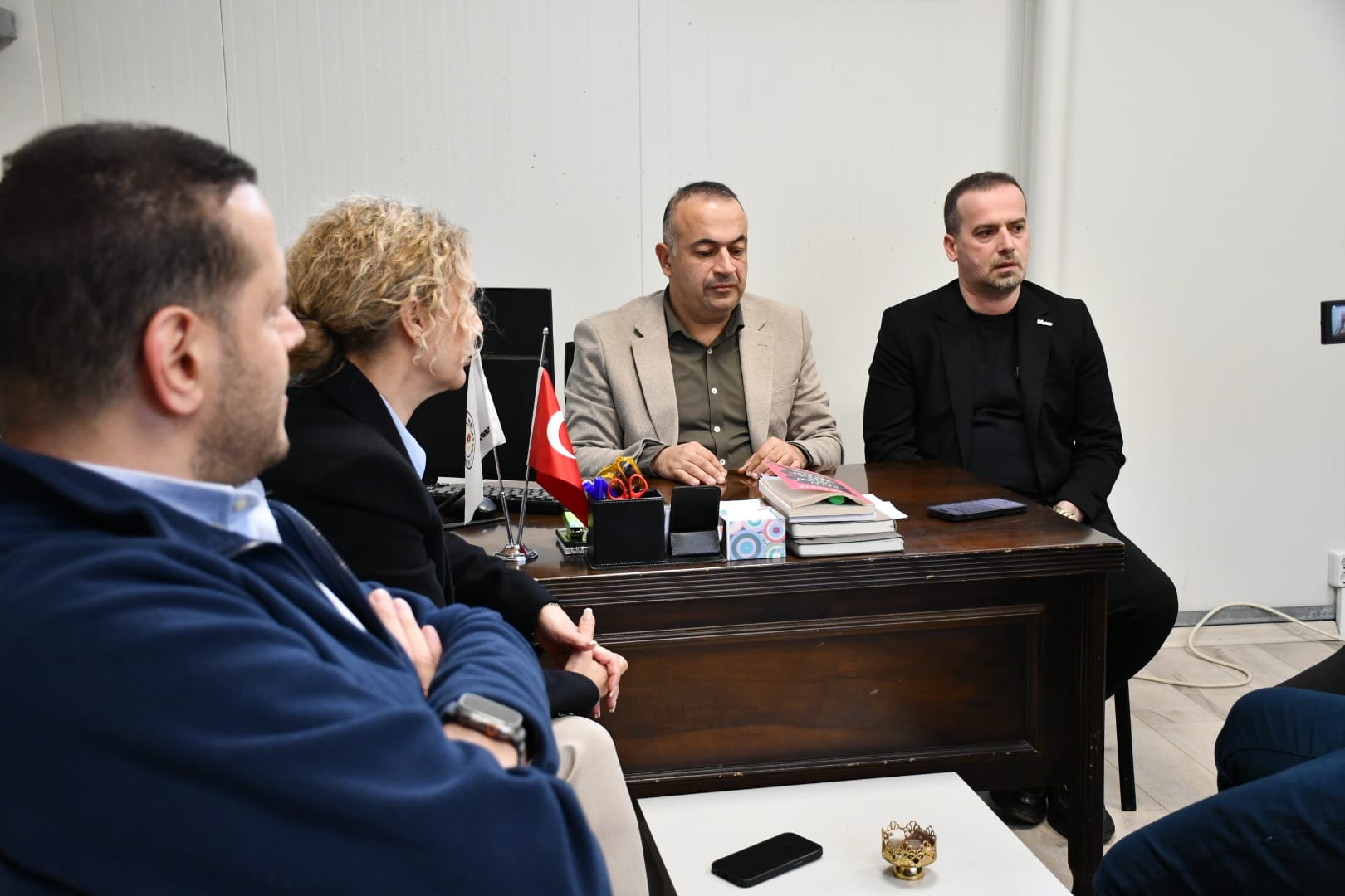 MAGİNDER Başkanı Salih Karademir öğrencilere burs desteği açıklaması yapıyor