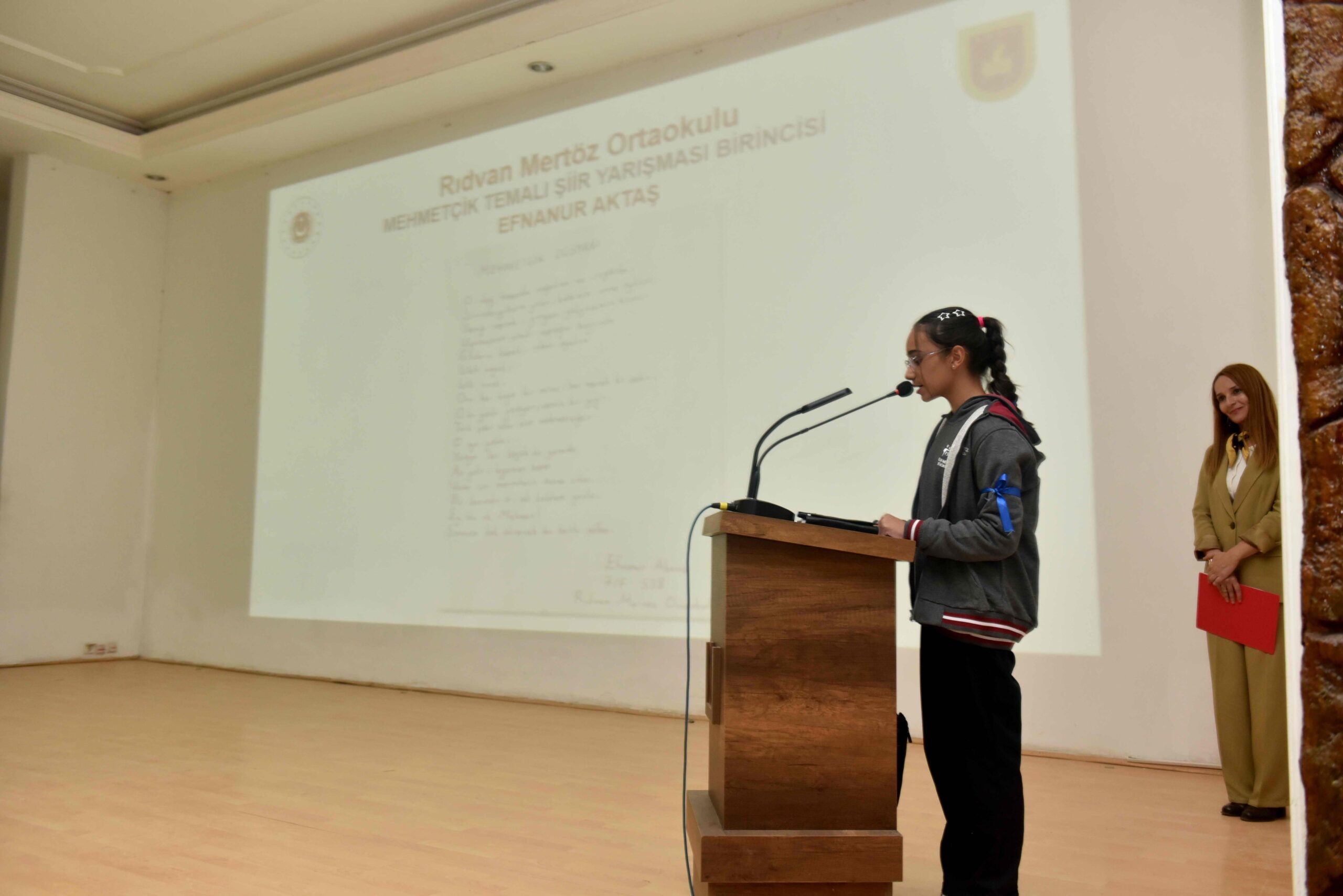 Mehmetçik temalı şiir yarışmasında dereceye giren öğrenciler