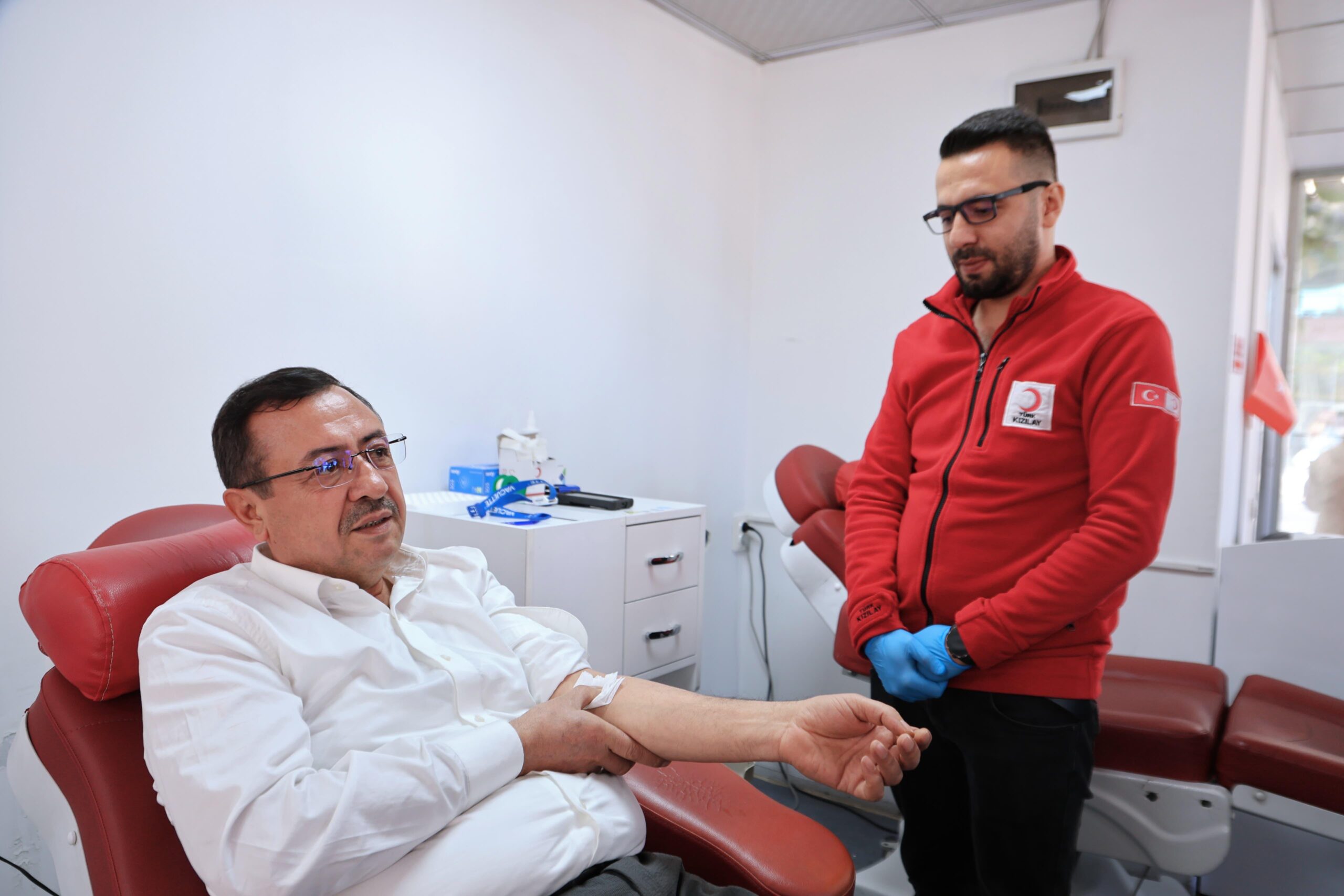 AK Parti Malatya İl Başkanı Ali Bakan kan bağışı yaparken