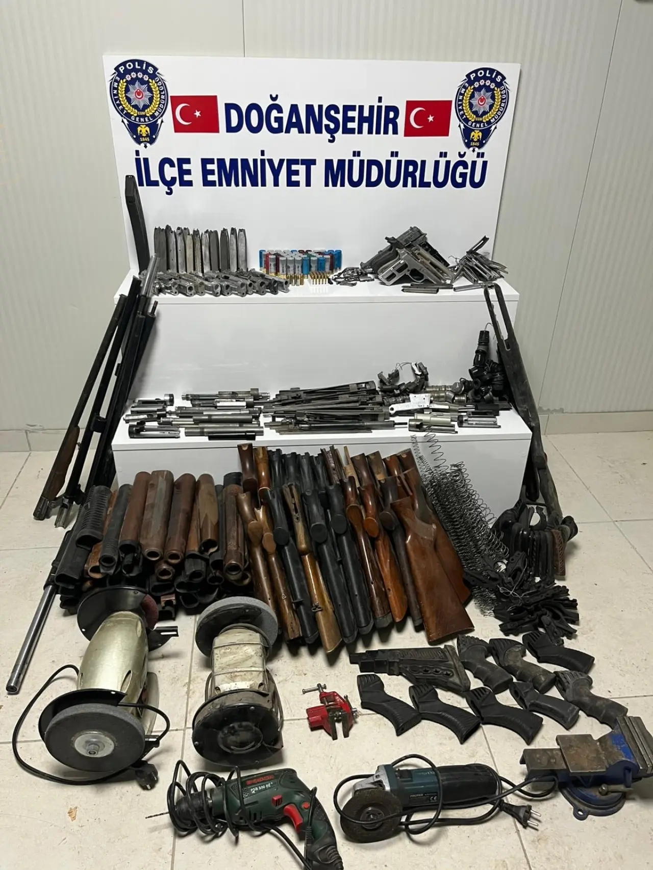 Doğanşehir’de ele geçirilen ruhsatsız silah parçaları