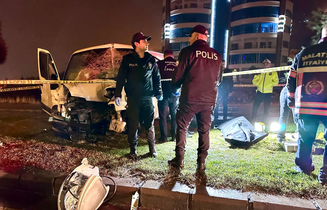 Malatya’da trambüs direğine çarpan minibüsün kaza yeri görüntüsü