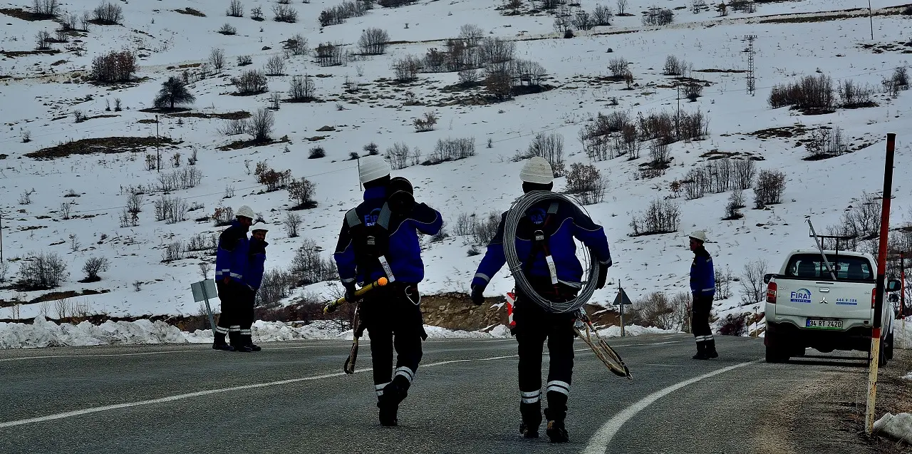 Fırat EDAŞ ekiplerinin kış aylarına yönelik saha çalışmalarından bir görüntü