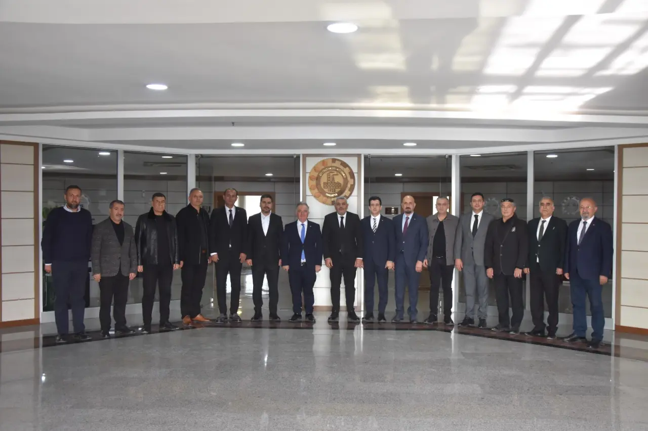 Malatya ve Osmaniye TSO başkanlarının karşılıklı imza attığı anlardan bir kare