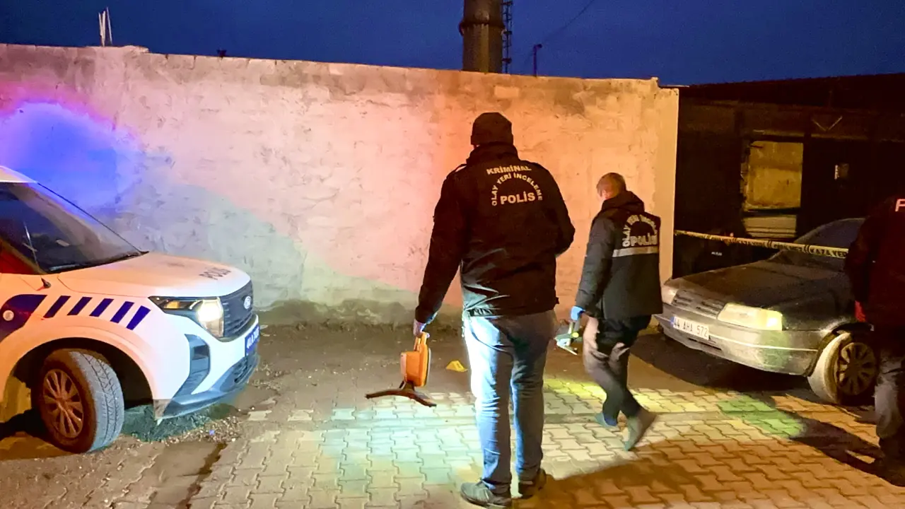 Koyunoğlu Mahallesinde darp ve bıçaklama sonucu yaralanan gence müdahale edildiği anlardan kare