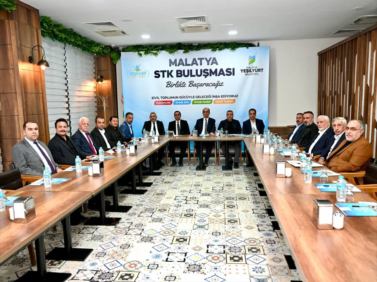 Malatya iş dünyası temsilcilerinin Yeşilyurt Belediyesi ev sahipliğinde düzenlenen toplantısından bir kare
