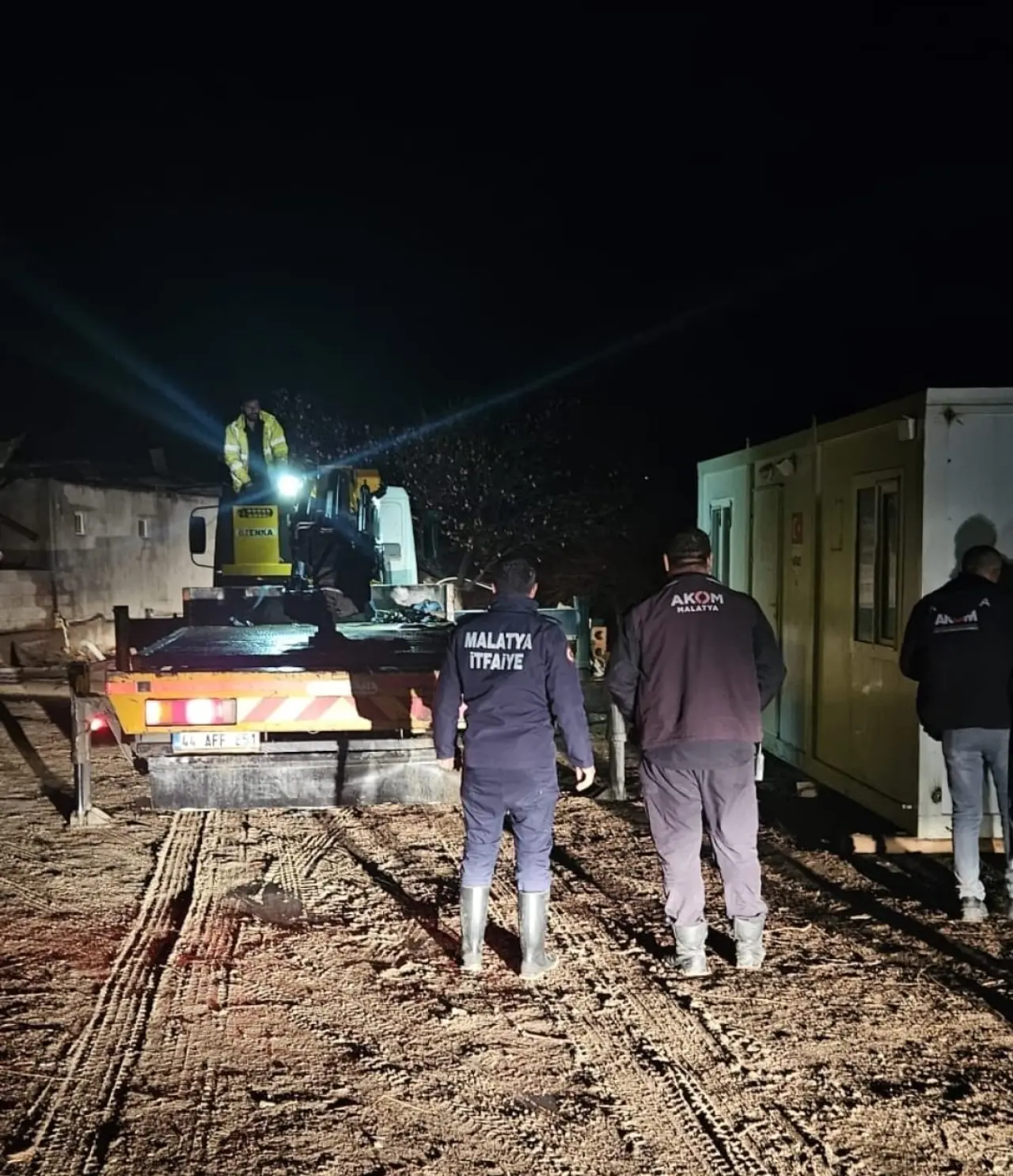 Malatya Büyükşehir Belediyesi ekiplerinin yangınzede aileye konteyner kurulumu yapması