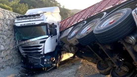 Doğanşehir Erkenek’te Tır Devrilme Kazasında 1 Kişi Yaralandı