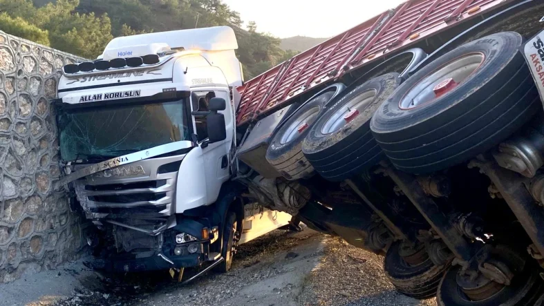 Doğanşehir Erkenek’te Tır Devrilme Kazasında 1 Kişi Yaralandı