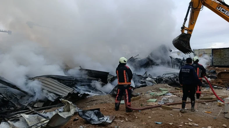 892-ikizce-toki-santiyesinde-yangin-isci-konteynerleri-kule-dondu