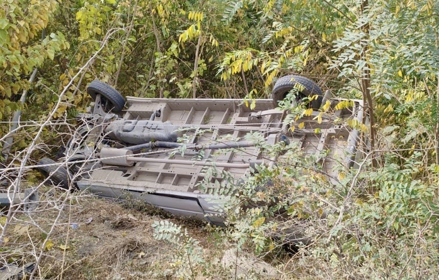 Malatya-Pütürge karayolunda devrilen minibüs, itfaiye ve sağlık ekiplerinin müdahalesiyle kurtarma çalışması sırasında görüntülendi.