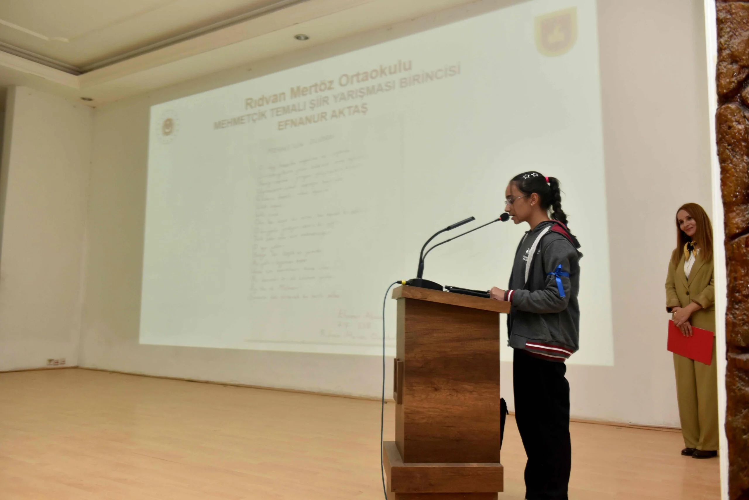 Mehmetçik temalı şiir yarışmasında dereceye giren öğrenciler