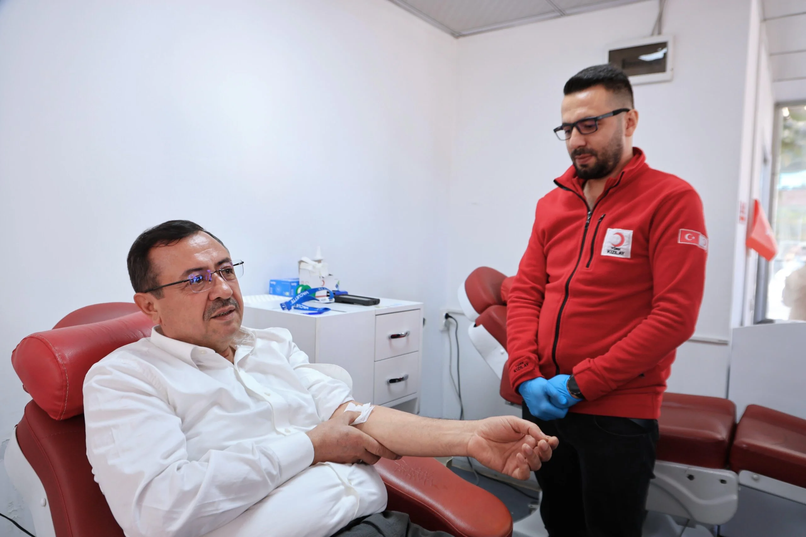 AK Parti Malatya İl Başkanı Ali Bakan kan bağışı yaparken