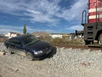 Doğanşehir’de Tren Otomobile Çarptı: İki Kişi Kurtuldu