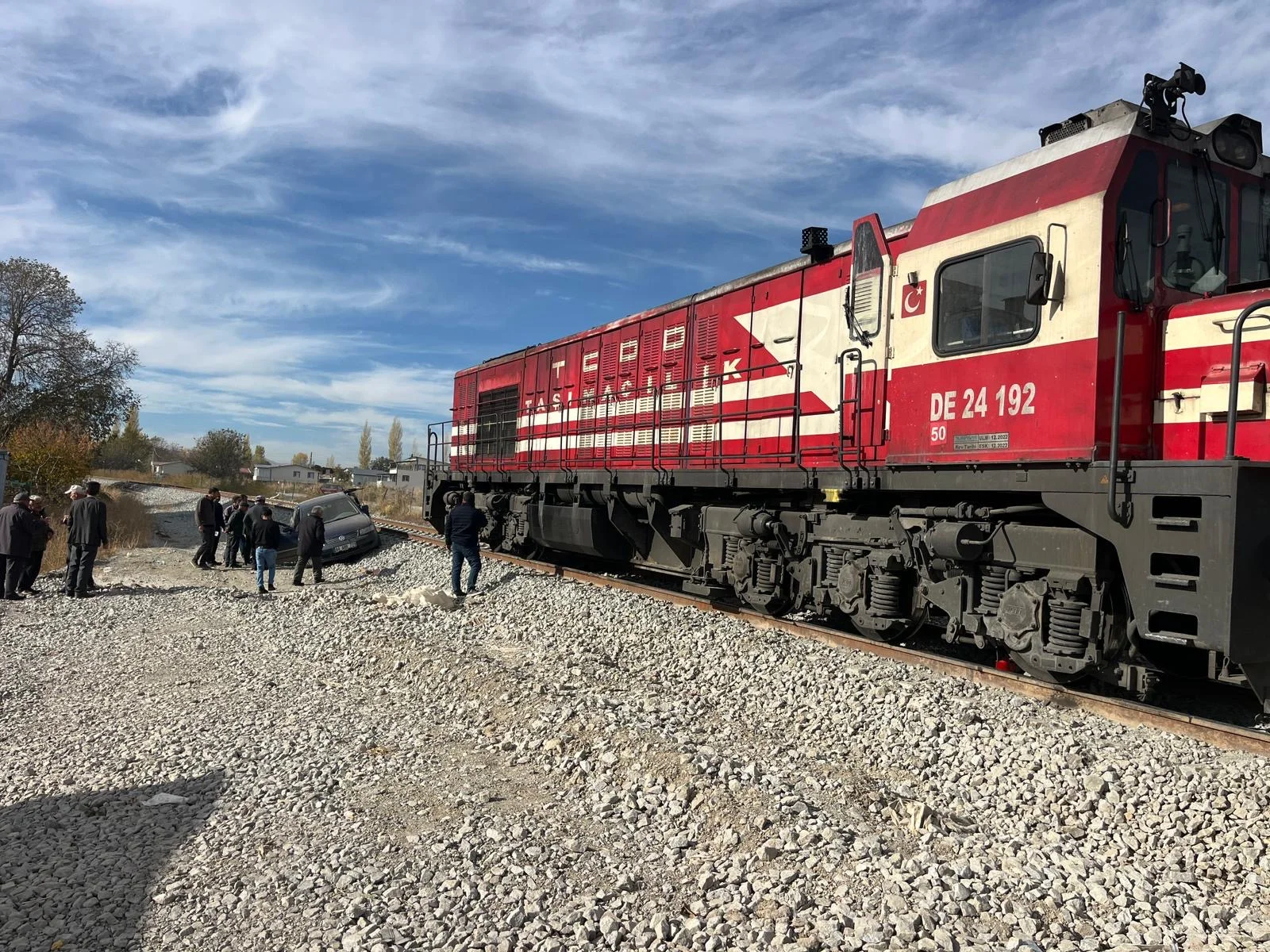 Doğanşehir’de hemzemin geçitte tren otomobile çarptı