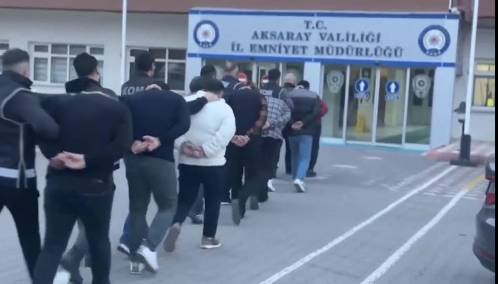 FETÖ operasyonunda gözaltına alınan şüpheliler, polis ekipleri tarafından götürülürken görüntülendi.