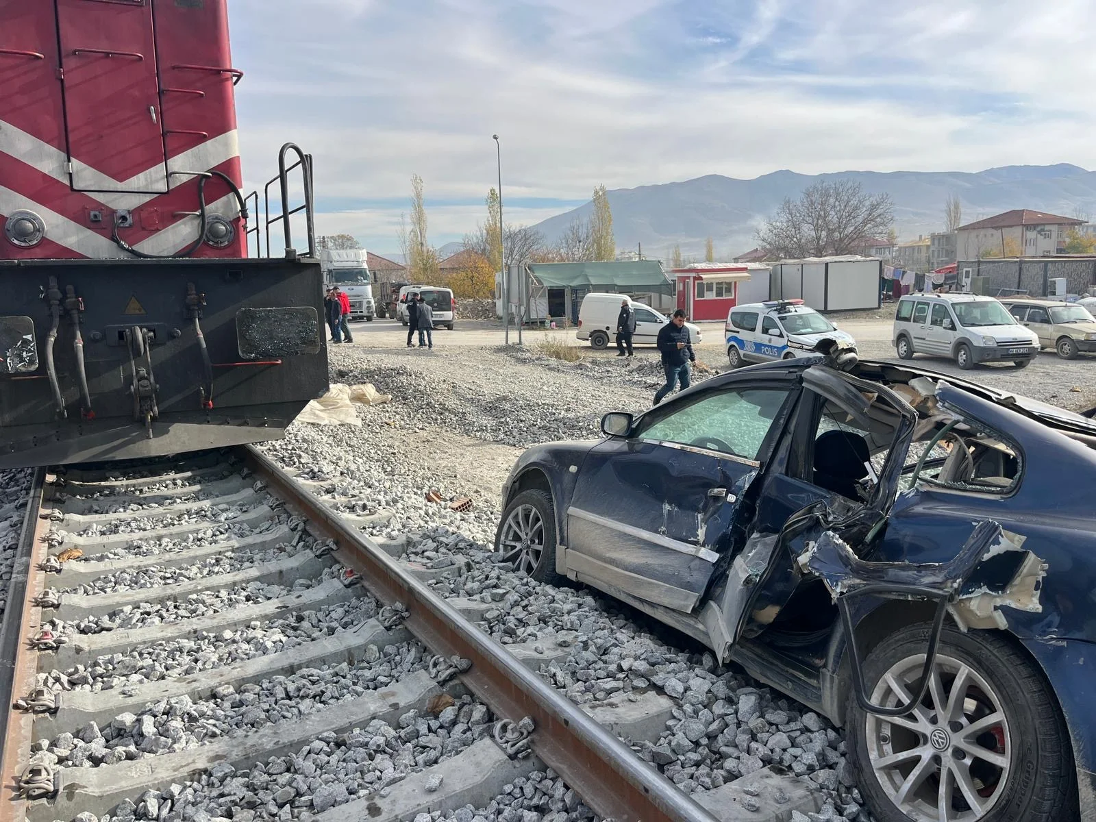 Malatya Doğanşehir ilçesinde tren lokomotifinin çarptığı otomobil